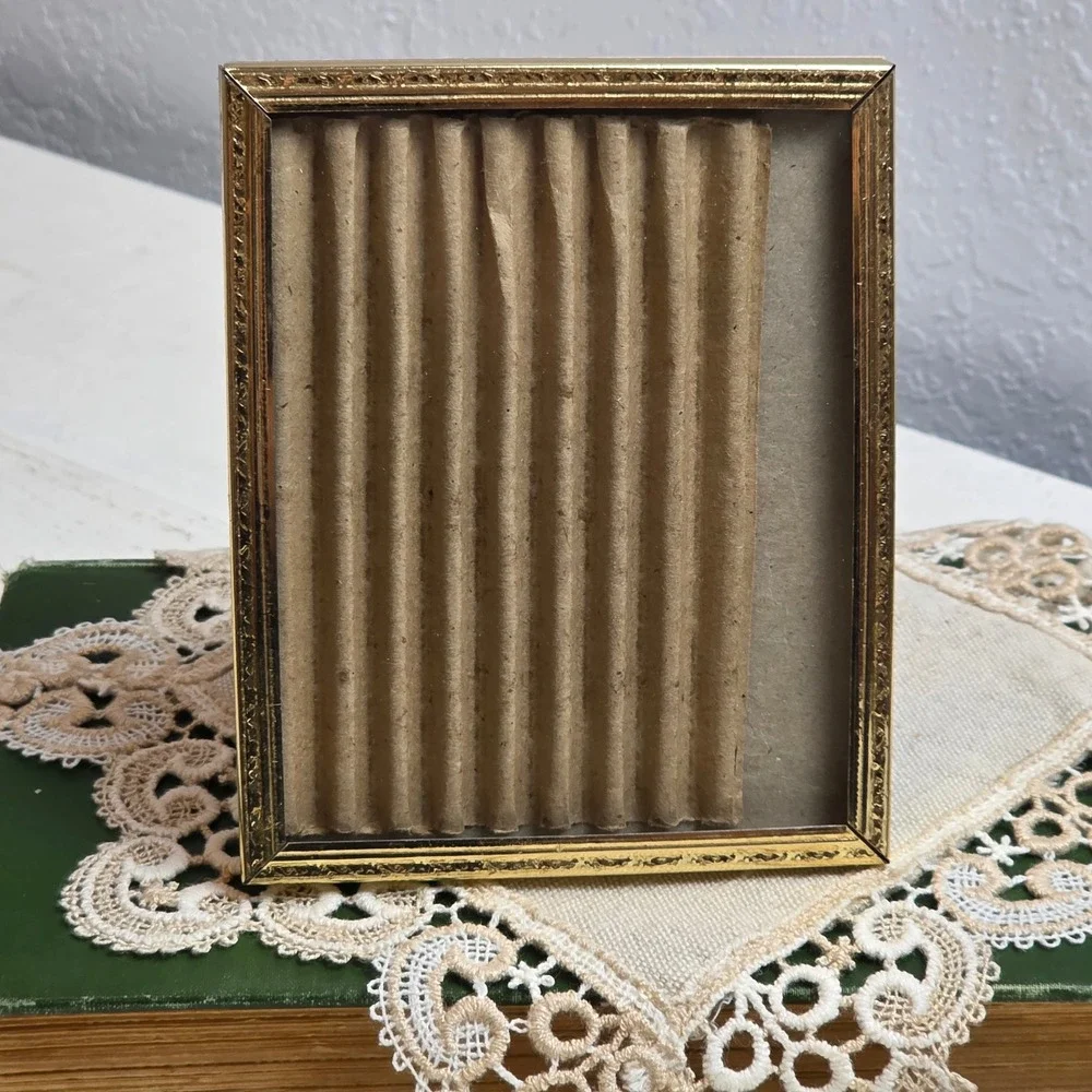 Vintage Gold Ornate Embossed Metal Picture Frame Tabletop Easel Back‎